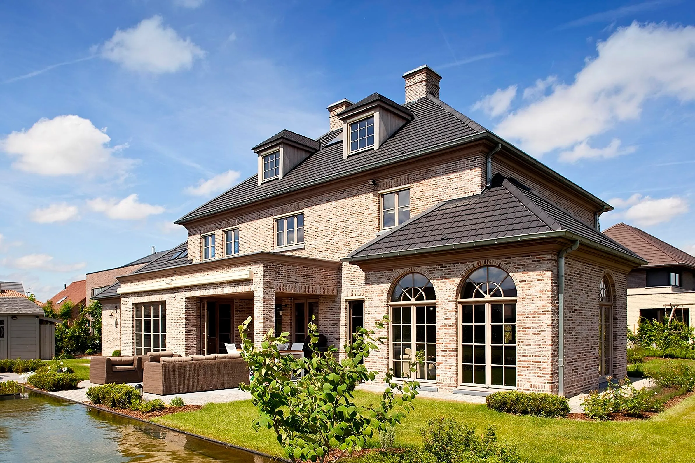 Cladire placata cu caramida aparenta